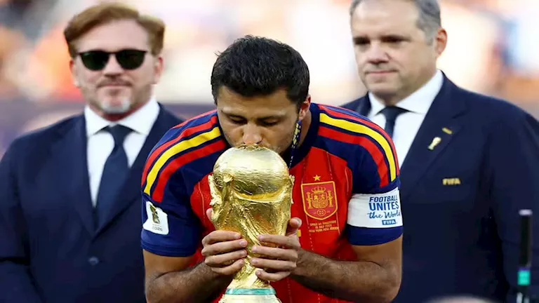 "كأس العالم في كيس بلاستيك".. كوكوريلا يلفت الأنظار ويثير تفاعل العالم